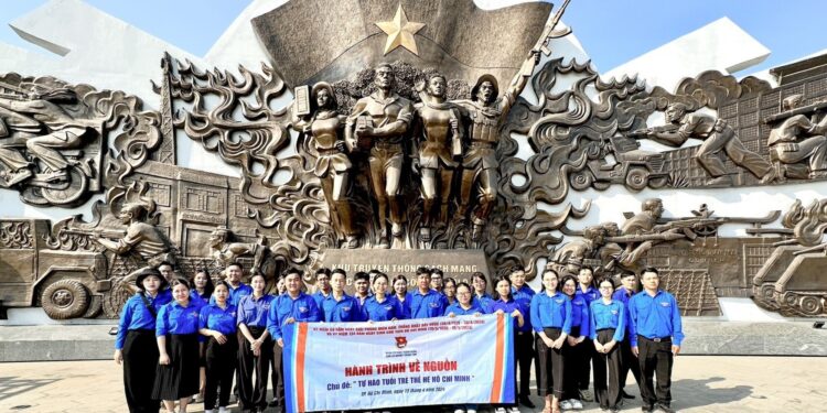 Đoàn viên Cụm sự nghiệp các trung tâm tham gia hoạt động về nguồn!