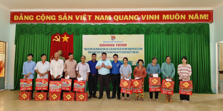 CHI ĐOÀN TRUNG TÂM THAM GIA CHƯƠNG TRÌNH THĂM VÀ TẶNG QUÀ TẠI VÙNG CĂN CỨ CÁCH MẠNG