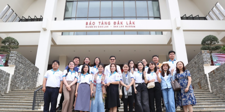 Chi bộ – Công đoàn – Chi đoàn Trung tâm tổ chức sinh hoạt chính trị và tham quan Bảo tàng Đắk Lắk nhân Kỷ niệm 50 năm Chiến thắng Tây Nguyên (1975 – 2025)