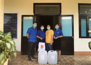 Chi đoàn TST phối hợp với chi đoàn bạn trao tặng dung dịch sát khuẩn và khẩu trang y tế cho Trung tâm Dưỡng lão Thị Nghè