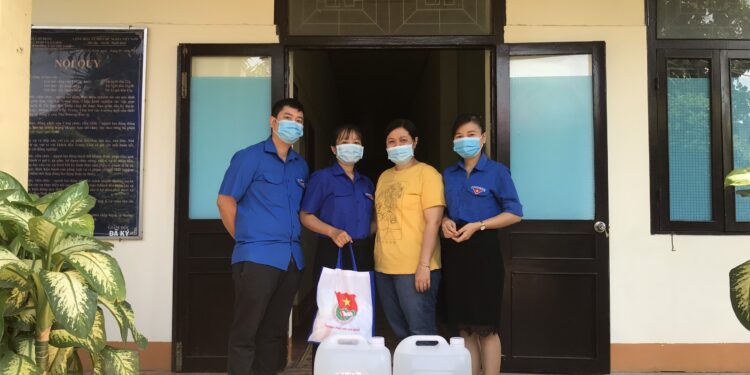 Chi đoàn TST phối hợp với chi đoàn bạn trao tặng dung dịch sát khuẩn và khẩu trang y tế cho Trung tâm Dưỡng lão Thị Nghè