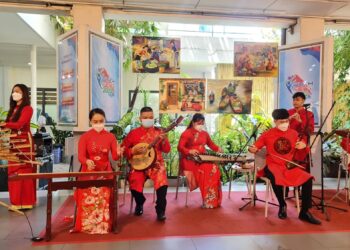 Đoàn viên Chi đoàn Trung tâm Phát triển Khoa học và Công nghệ Trẻ xem biểu diễn nhạc cụ dân tộc.