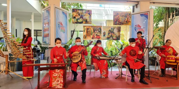 Đoàn viên Chi đoàn Trung tâm Phát triển Khoa học và Công nghệ Trẻ xem biểu diễn nhạc cụ dân tộc.