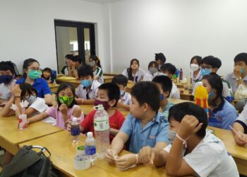 Chi đoàn TST hướng dẫn thực hiện các sản phẩm sáng tạo từ vật liệu tái chế cho các em thiếu nhi trong chương trình “Chắp cánh ước mơ”