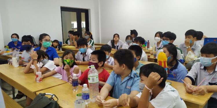 Chi đoàn TST hướng dẫn thực hiện các sản phẩm sáng tạo từ vật liệu tái chế cho các em thiếu nhi trong chương trình “Chắp cánh ước mơ”