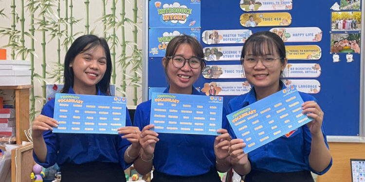 Đoàn viên Chi Đoàn TST tích cực học tiếng Anh mỗi ngày