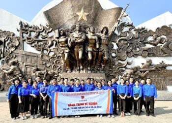 Đoàn viên Cụm sự nghiệp các trung tâm tham gia hoạt động về nguồn!