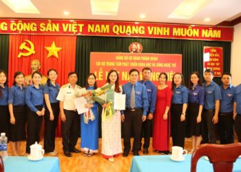 Đoàn viên Chi Đoàn TST đứng vào hàng ngũ của Đảng