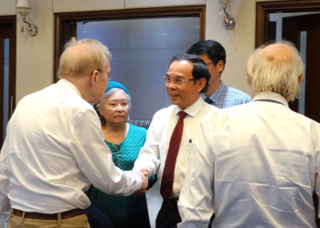 Bí thư Thành ủy TP. Hồ Chí Minh gặp gỡ 2 người Thụy Sĩ treo cờ giải phóng ở Paris năm 1969