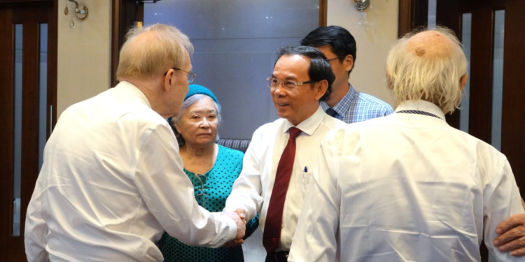 Bí thư Thành ủy TP. Hồ Chí Minh gặp gỡ 2 người Thụy Sĩ treo cờ giải phóng ở Paris năm 1969