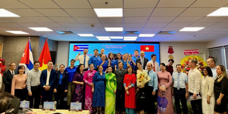 Đoàn viên Chi Đoàn tham gia họp mặt kỷ niệm 66 năm Quốc khánh nước Cộng hòa Cuba (1/1/1959 – 1/1/2025) và kỷ niệm 64 năm thiết lập quan hệ ngoại giao Việt Nam – Cuba (2/12/1960 – 2/12/2024)