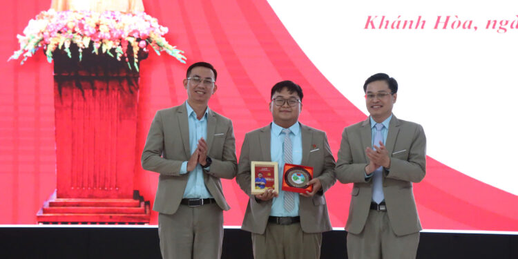 Chi bộ Trung tâm tổ chức lễ kết nạp Đảng viên trong không khí đầu năm mới 2025