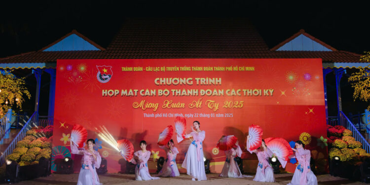 Chi Đoàn Trung tâm tham gia biểu diễn văn nghệ tại chương trình họp mặt Cán bộ Thành Đoàn các thời kỳ mừng Xuân Ất Tỵ năm 2025