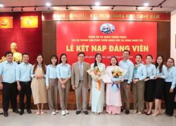 LỄ KẾT NẠP 02 ĐẢNG VIÊN MỚI LÀ QUẦN CHÚNG ƯU TÚ TẠI TRUNG TÂM PHÁT TRIỂN KHOA HỌC VÀ CÔNG NGHỆ TRẺ