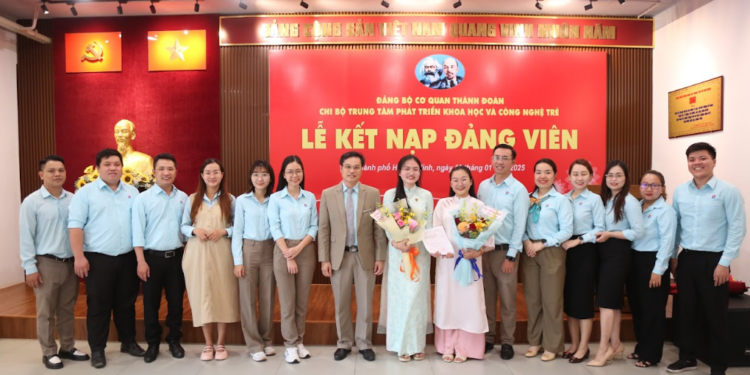 LỄ KẾT NẠP 02 ĐẢNG VIÊN MỚI LÀ QUẦN CHÚNG ƯU TÚ TẠI TRUNG TÂM PHÁT TRIỂN KHOA HỌC VÀ CÔNG NGHỆ TRẺ