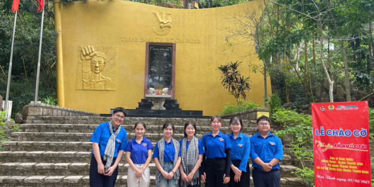 ĐOÀN VIÊN CHI ĐOÀN NGÀY LAO ĐỘNG CỘNG SẢN, SINH HOẠT TRUYỀN THỐNG “THÀNH ĐOÀN BẢN HÙNG CA” VÀ LỄ CHÀO CỜ “TÔI YÊU TỔ QUỐC TÔI”